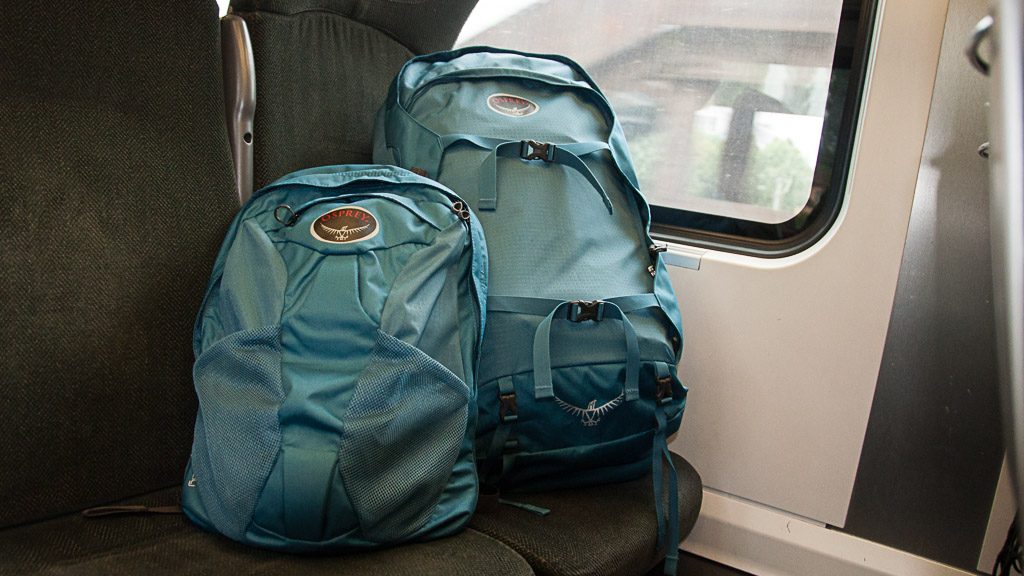 Osprey Farpoint 55 Rucksack im Zug