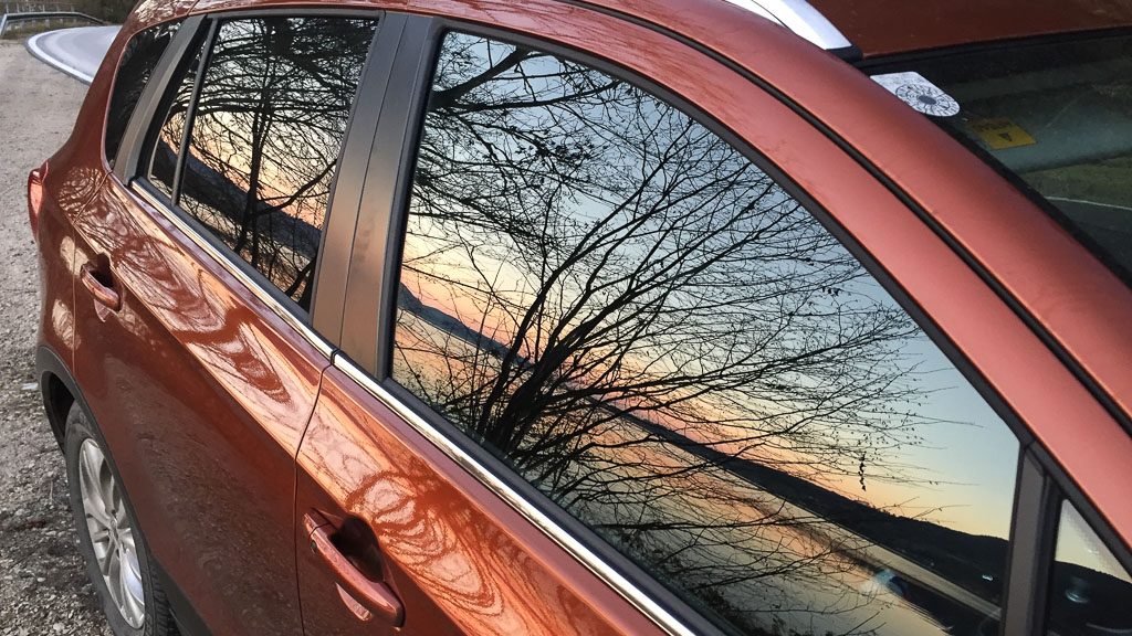 Suzuki SX4 S-Cross in canyon brown in der Abendsonne am Attersee