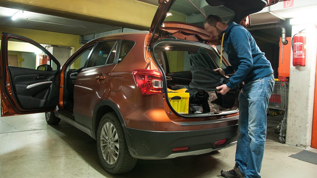 Beladen des SX4 S-Cross in der Tiefgarage