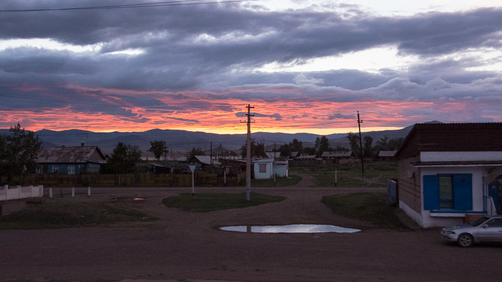 Die Transsibirische Eisenbahn bei Sonnenuntergang Richtung Mongolische Grenze