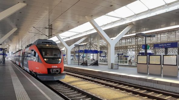 Zug Salzburg Hauptbahnhof Ankunft